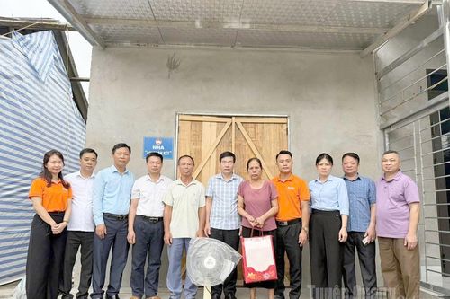 Bàn giao nhà Đại đoàn kết cho hộ nghèo tại phường An Tường