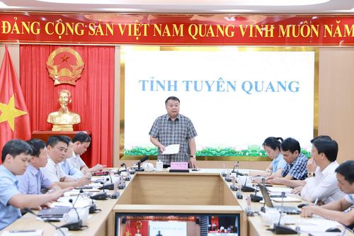 Chủ tịch UBND tỉnh Phan Huy Ngọc nghe báo cáo công tác giải phóng mặt bằng và tiến độ thi công Cao tốc Tuyên Quang – Hà Giang