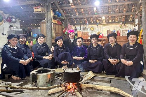 Dưới mái nhà sàn, ký ức không ngủ quên