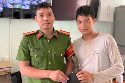 Nhặt được của rơi, đến công an trả lại người mất