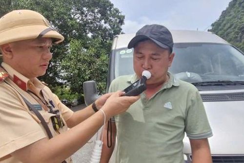 CSGT xử lý gần 200 vi phạm sau 10 ngày tổng kiểm tra xe kinh doanh vận tải tại Lạng Sơn