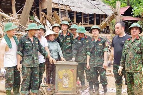 Nghệ An: Bộ đội bàn giao két sắt chứa nhiều giấy tờ, tài sản tìm thấy dưới lớp bùn đất