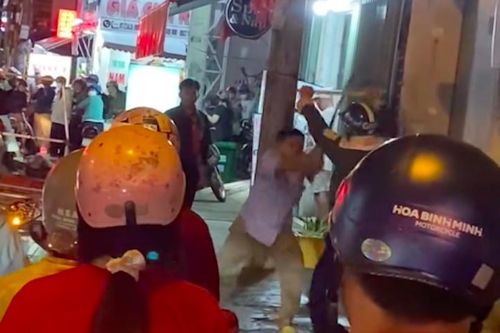Xác minh clip hai thanh niên dùng gậy đánh nhau gây náo loạn đường phố ở TP.HCM