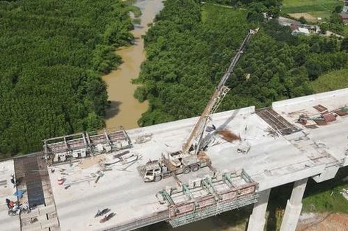 Bộ Xây dựng chỉ rõ hạng mục cần đẩy tiến độ để thông xe cao tốc Vũng Áng - Bùng dịp 19/8