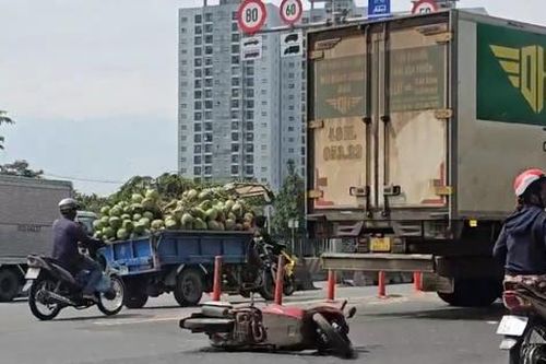 Va chạm giữa ô tô tải và xe máy ở TP.HCM, cô gái tử vong thương tâm