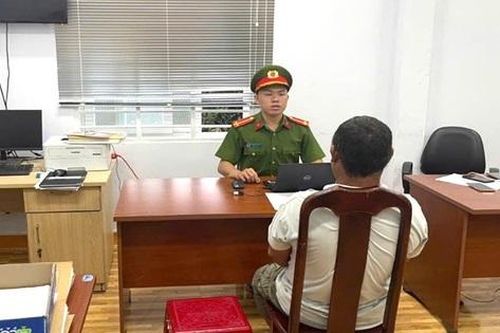 Con rể bị kiểm tra giấy tờ, bố vợ cầm dao đe dọa, xúc phạm CSGT