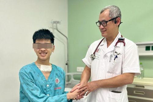 Tiếng gọi đầu tiên của cậu bé 16 tuổi sau 1 năm tai nạn