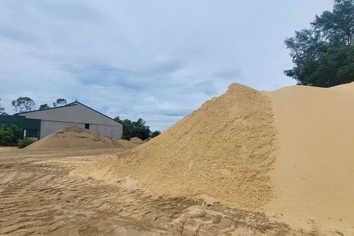 Hà Tĩnh: Bãi tập kết cát nằm trong khu dân cư, người dân 'kêu cứu'