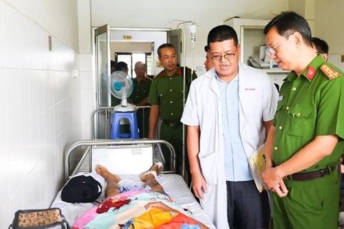 Lãnh đạo Công an TP Cần Thơ thăm hỏi tổ viên bảo vệ ANTT cơ sở bị thương