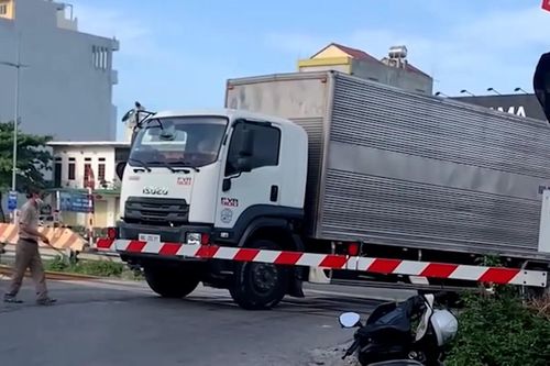 Tài xế suýt gây họa vì vượt rào chắn khi tàu đến