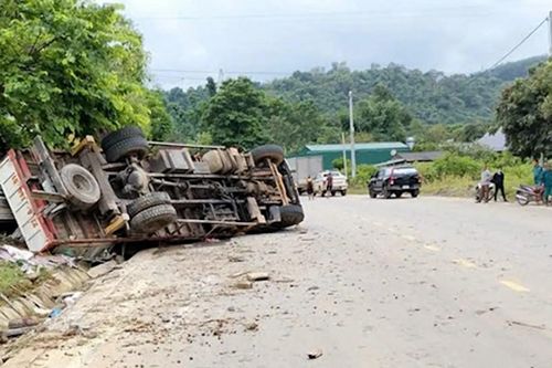 Ô tô tải mất lái đâm vào người dân ở ven đường