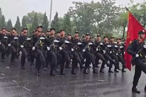 Chiến sĩ Công an Hà Nội dầm mưa tập diễu binh