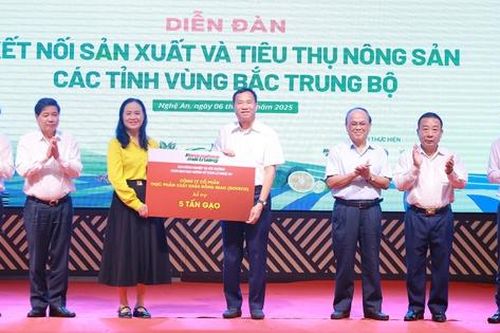 Diễn đàn kết nối, tiêu thụ nông sản Bắc Trung Bộ trao 25 tấn gạo đến người dân vùng lũ Nghệ An