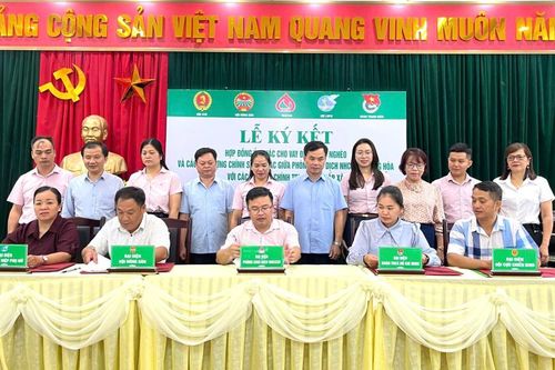 Ký kết hợp đồng ủy thác cho vay với các tổ chức chính trị - xã hội cấp xã