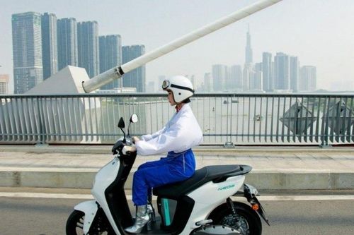 Dùng xe điện an toàn mùa mưa nắng thất thường: Những điều ai cũng nên biết