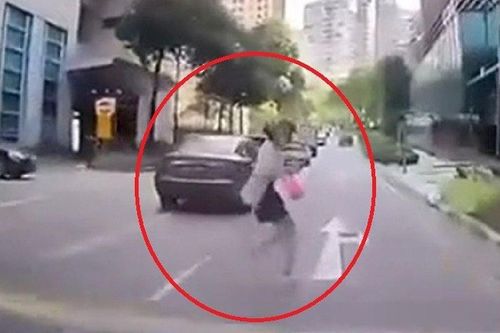 Clip: Băng qua đường bất ngờ, người phụ nữ bị ô tô hất bay giữa phố