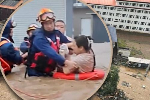 'Tôi bơi được, cứu vợ tôi trước đi!': Hành động của người chồng giữa cơn lũ dữ khiến hàng triệu người cảm động
