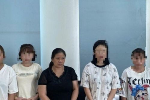 Bắt quả tang 2 cặp đôi 'vui vẻ' ở nhà nghỉ tại Hà Nội: Bán dâm 300.000 đồng/lượt, bị 'cắt phế' 200.000 đồng