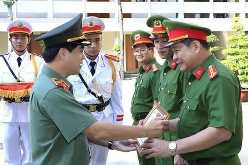 Nhiều tập thể, cá nhân được Bộ Công an khen thưởng