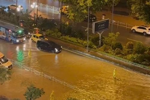 Hà Nội: Mưa lớn, một số điểm ngập úng trong đêm