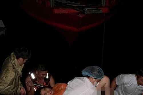 Xuyên đêm dông bão, vượt biển cấp cứu sản phụ khó sinh
