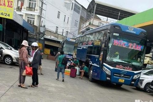TP Hồ Chí Minh: Lượng khách tăng, xe 'dù', bến 'cóc' hoạt động phức tạp
