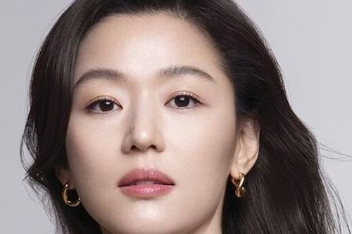 Cú lột xác đầy ngoạn mục ở tuổi 44 của 'mợ chảnh' Jeon Ji Hyun