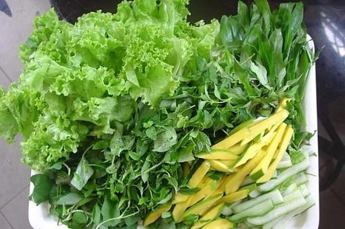 Cô gái 23 tuổi nhập viện gấp thừa nhận có thói quen ăn rau theo cách này