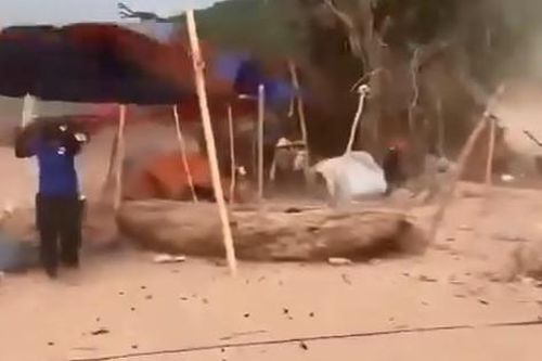 Vừa oằn mình sau lũ dữ, xã nghèo ở Nghệ An lại xuất hiện lốc xoáy