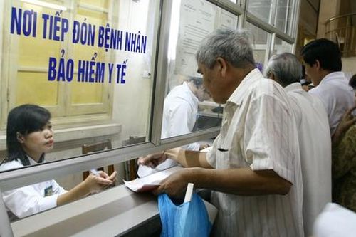 Đề xuất tăng mức hỗ trợ từ ngân sách giúp người dân nhóm thu nhập thấp tham gia BHYT