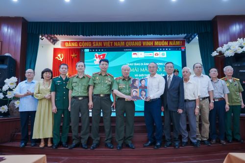 Trao tặng di ảnh của 4 nữ anh hùng liệt sĩ CAND