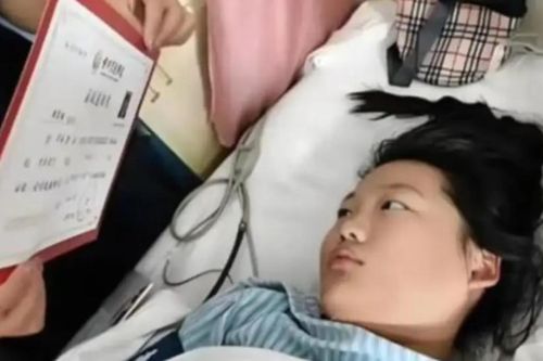 Nữ sinh hôn mê 8 ngày bất ngờ tỉnh dậy khi nhận giấy báo trúng tuyển