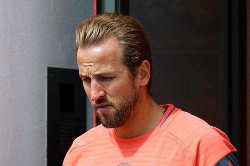 Harry Kane tham vấn cho một Việt kiều tới V.League