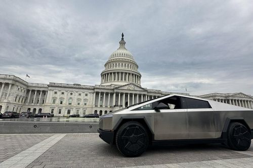 Tesla Cybertruck làm bia tập bắn cho Không quân Mỹ