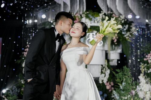 Khoảnh khắc tình tứ của tiền đạo Văn Tùng và vợ hot girl ngân hàng