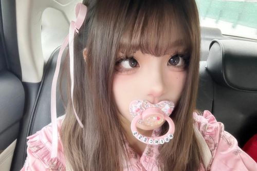 Ngậm núm vú giả để trốn tránh áp lực cuộc sống