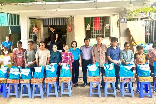 Phường Tam Bình hỗ trợ 38 hộ dân có nhà bị ngập nặng sau mưa lớn