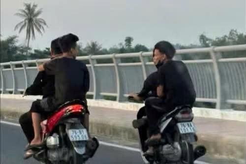 Phạt hơn 40 triệu đồng với nhóm thanh niên vi phạm ATGT