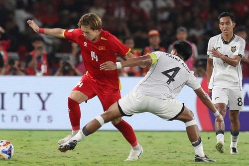 HLV Kim Sang Sik mở đường cho cầu thủ trẻ