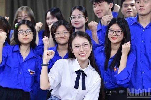 Loạt livestream giải đề 'Tiếp sức mùa thi' 2025 thu hút hàng trăm nghìn lượt xem