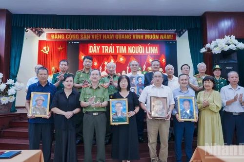 Trao tặng di ảnh Anh hùng liệt sĩ và giới thiệu bút ký lịch sử 'Ngôi nhà xưa yêu dấu'