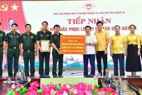 Quân khu 4 ủng hộ 38 tấn hàng hóa, trị giá hơn 2 tỷ đồng hỗ trợ đồng bào vùng lũ Nghệ An