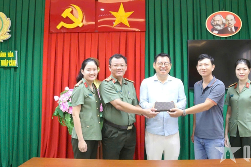 Công an tỉnh Khánh Hòa kịp thời trao trả tài sản cho du khách người Hàn Quốc