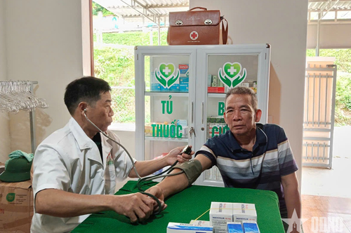 Đồn Biên phòng Nhôn Mai khám, cấp thuốc miễn phí cho người dân sau lũ