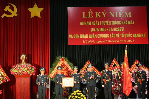 Thượng tướng Lê Huy Vịnh dự Lễ đón nhận Huân chương Bảo vệ Tổ quốc hạng Nhì của Nhà máy Z119