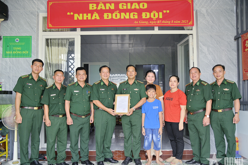 Bàn giao 'Nhà đồng đội' tặng cán bộ Biên phòng