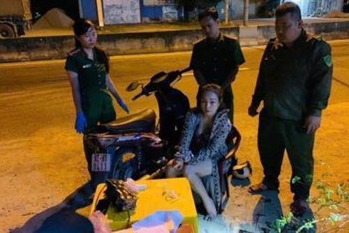 'Kiều nữ' chở 'đá' lúc nửa đêm