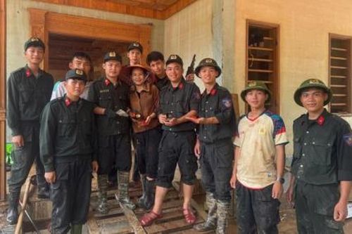 Giúp người dân vùng lũ tìm lại tài sản quý