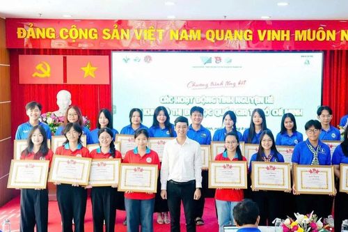 ĐHQG TP. HCM khen thưởng cho các cá nhân tham gia hoạt động 'Mùa Hè Xanh'