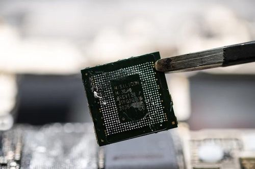 Tổng thống Donald Trump tuyên bố sẽ áp thuế 100% chip bán dẫn